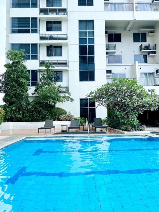 Apartment Suzi Bgc With Sauna, Gym, Netflix, Pool & High Speed Internet *