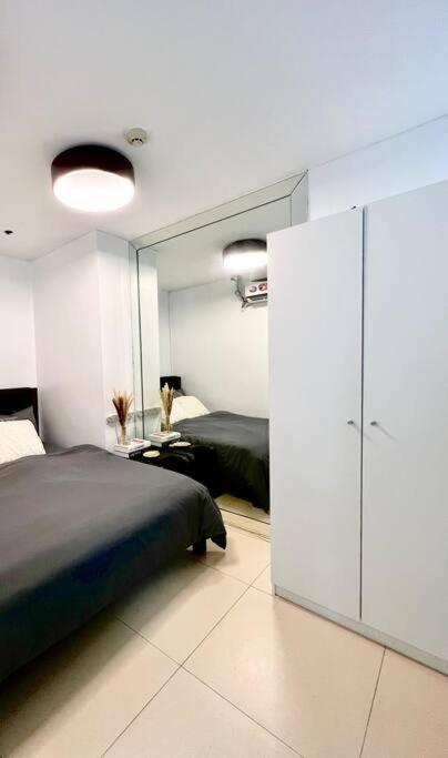 Suzi Bgc With Sauna, Gym, Netflix, Pool & High Speed Internet Apartment Manila