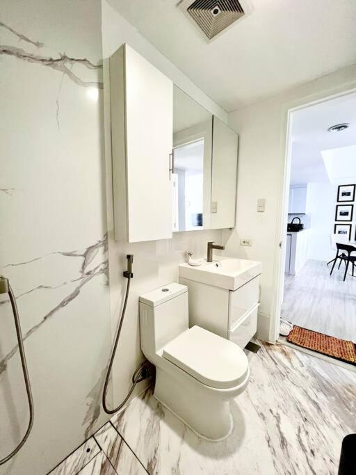 Apartment Suzi Bgc With Sauna, Gym, Netflix, Pool & High Speed Internet