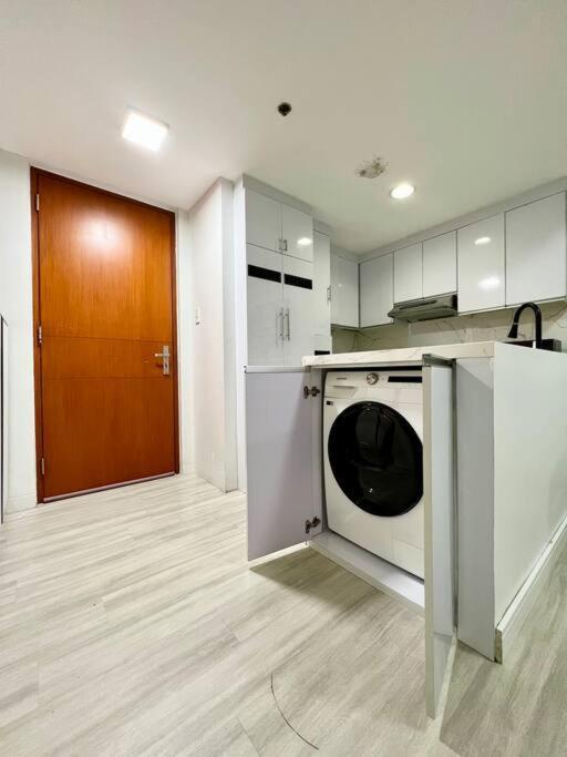 Apartment Suzi Bgc With Sauna, Gym, Netflix, Pool & High Speed Internet Manila