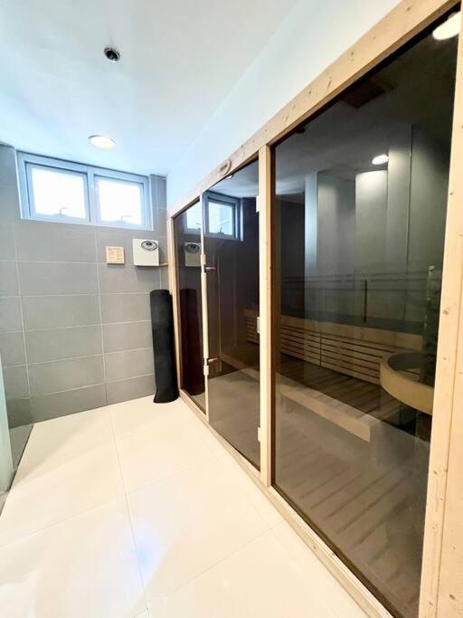 Apartment Suzi Bgc With Sauna, Gym, Netflix, Pool & High Speed Internet