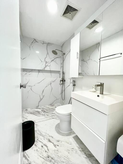 Apartment Suzi Bgc With Sauna, Gym, Netflix, Pool & High Speed Internet *