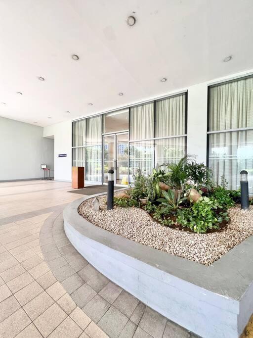 Apartment Suzi Bgc With Sauna, Gym, Netflix, Pool & High Speed Internet