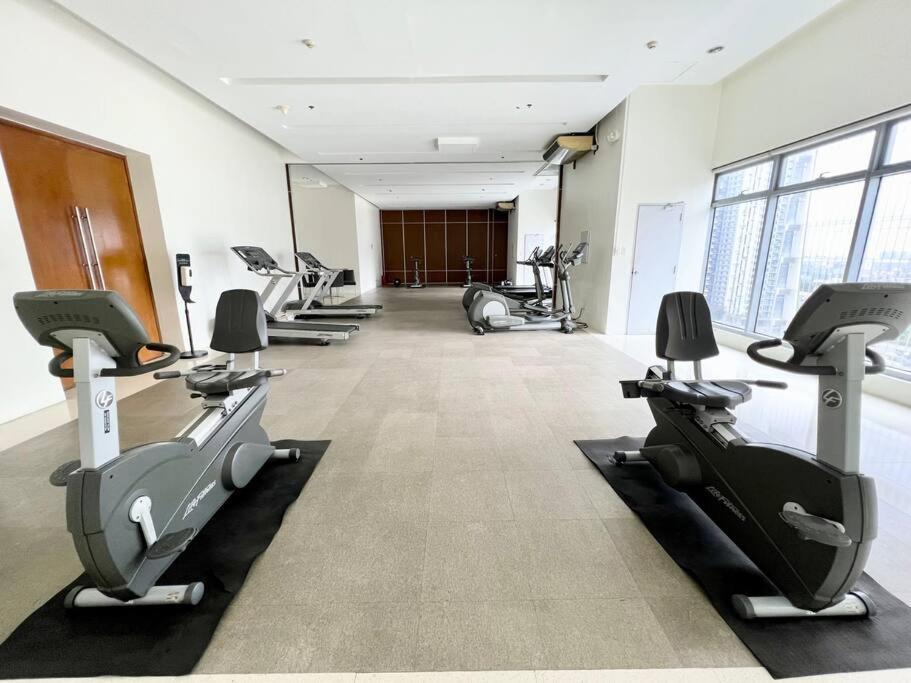 Suzi Bgc With Sauna, Gym, Netflix, Pool & High Speed Internet Apartment Manila