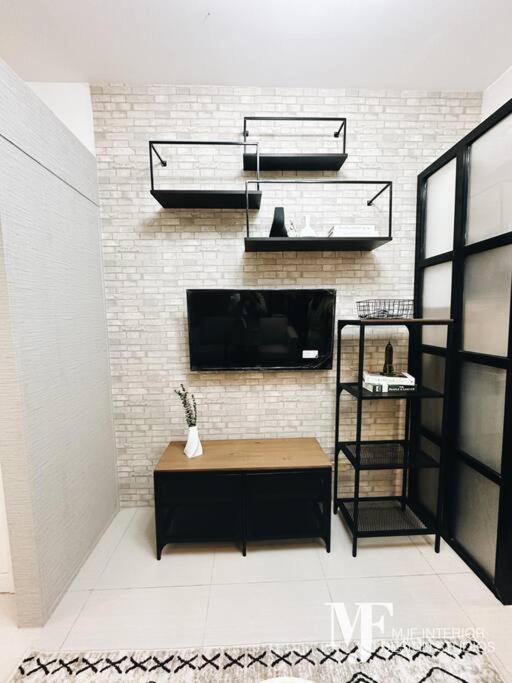 Apartment Field Residences - Reina