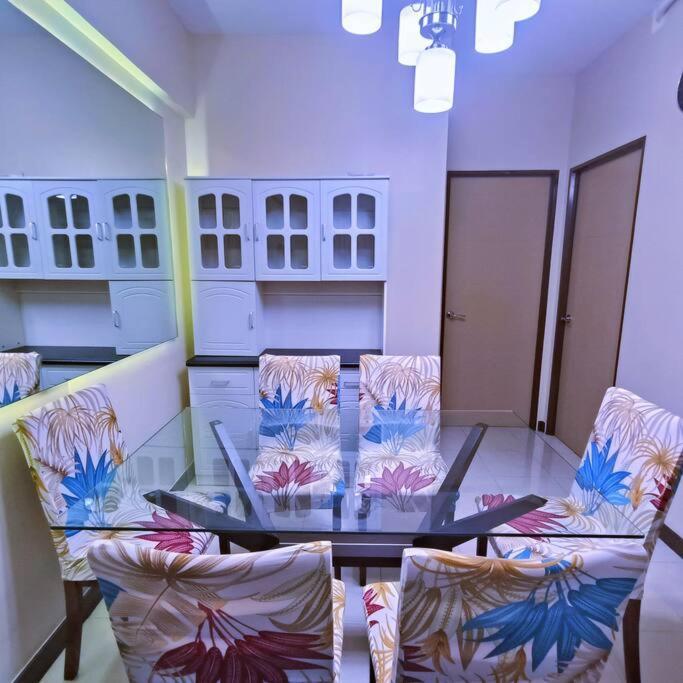 Family W/ Centralized Ac Nr Ayala Mall Feliz