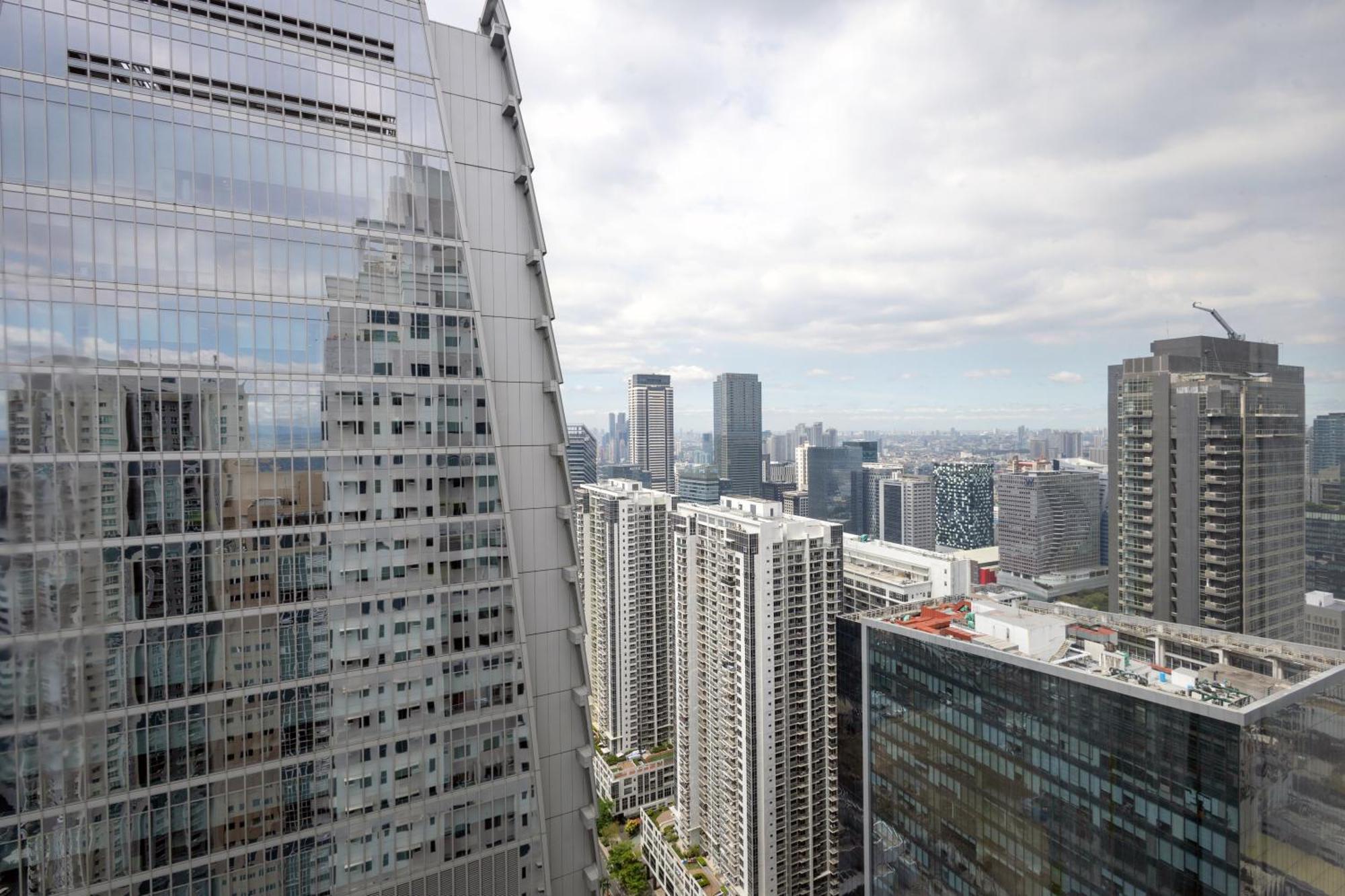 New 2br Of 86sqm With Netflix In Bgc Apartment Manila