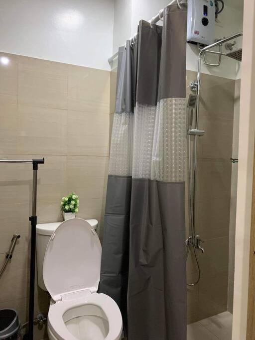 Shore D22 Shortwalk Moa Balconypoolview Apartment Manila