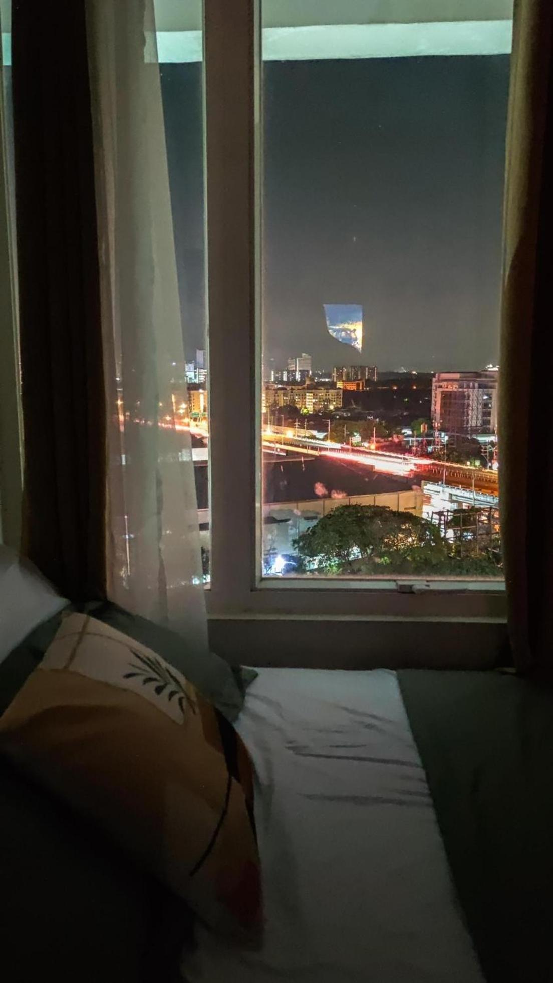Cozy Unit With Netflix In Alabang