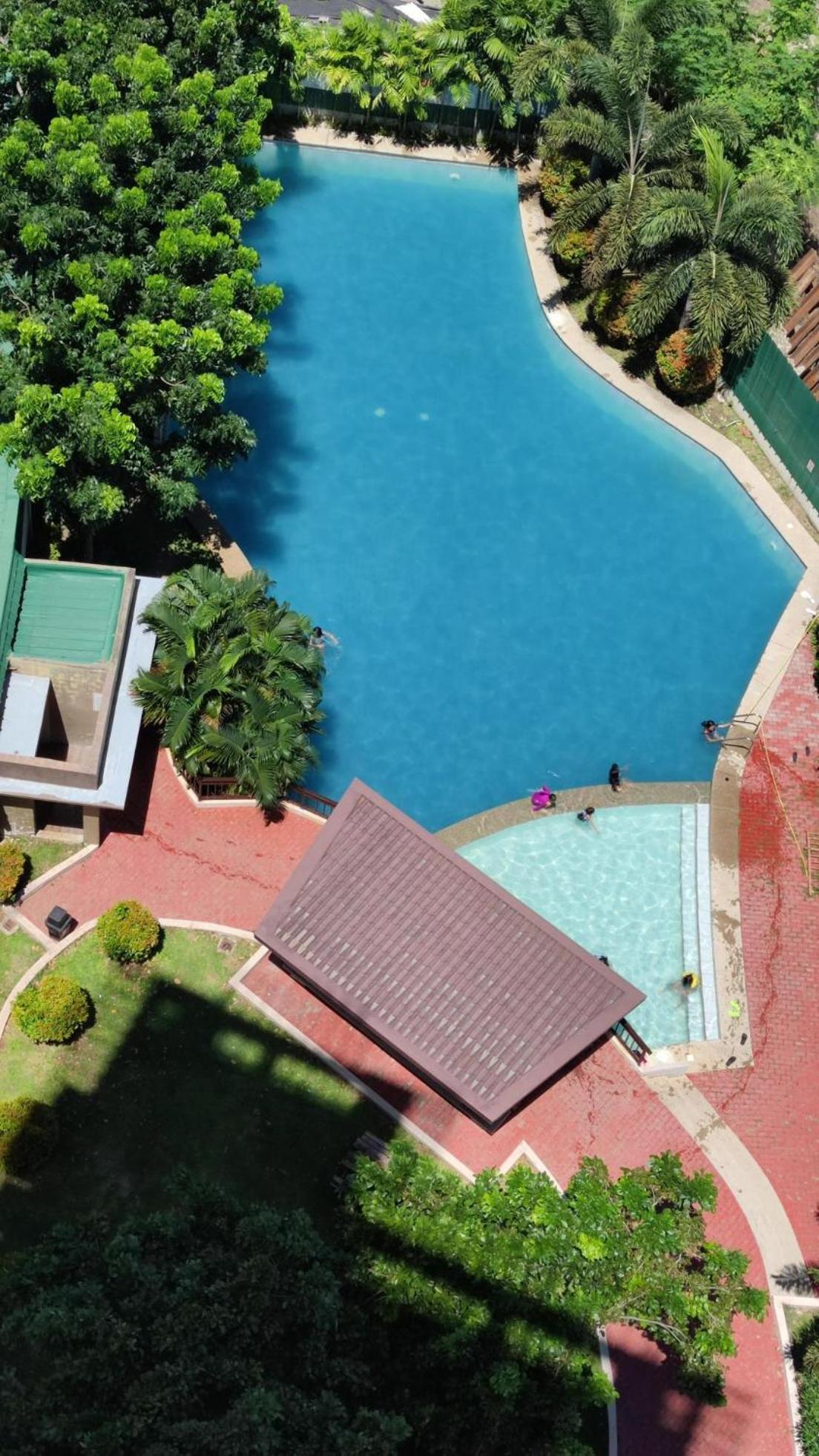 Apartment Cozy Unit With Netflix In Alabang Manila