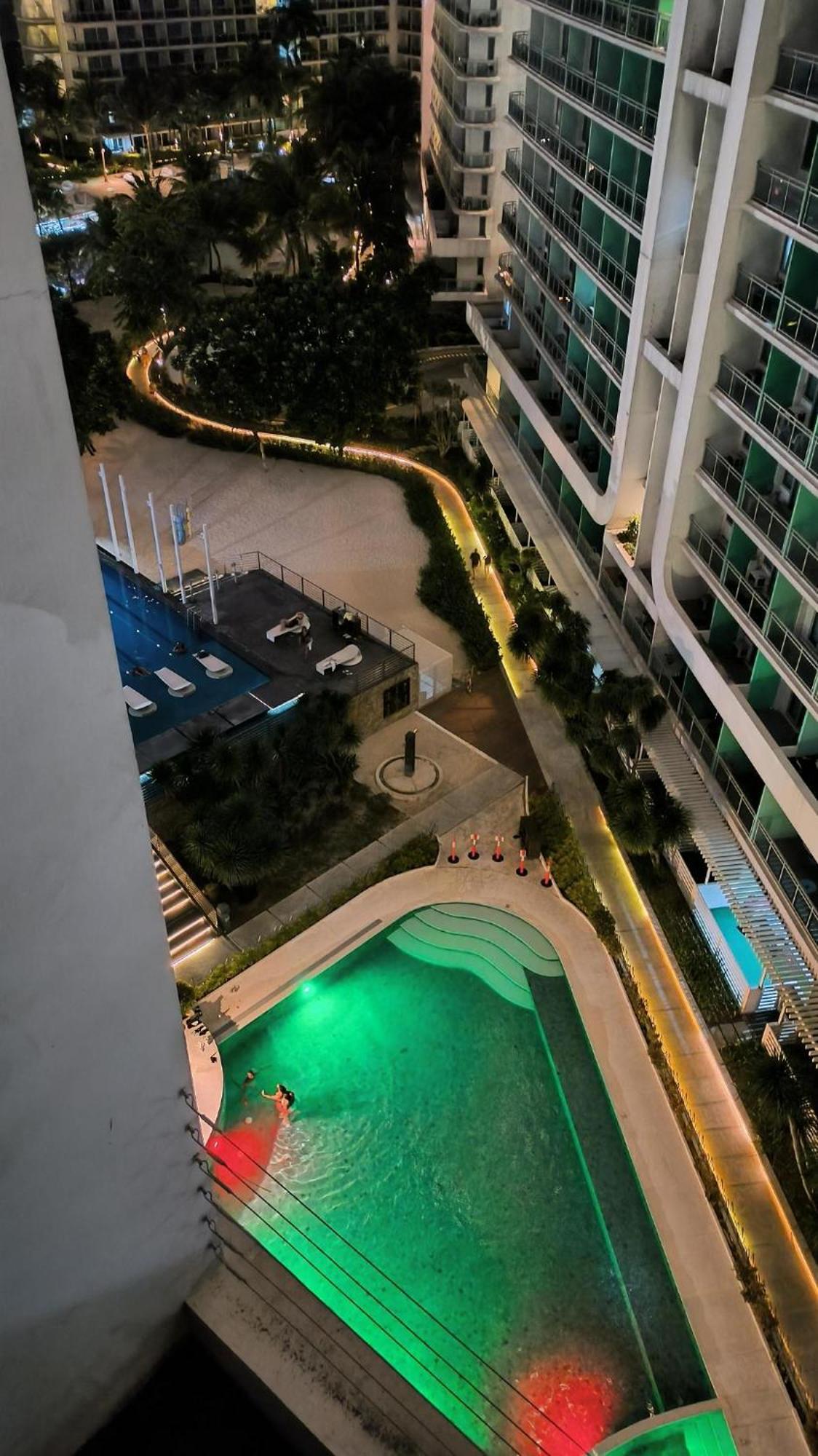 Azure Pool View Unit In Paranaque Apartment *