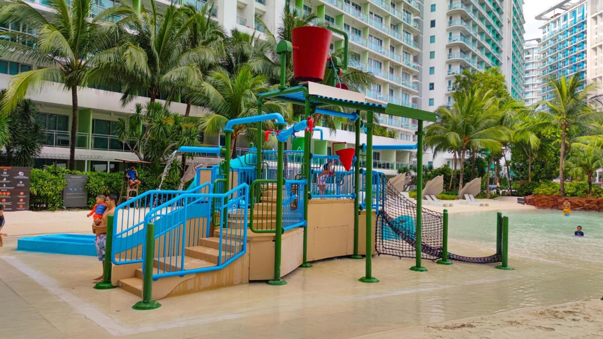 Apartment Azure Pool View Unit In Paranaque