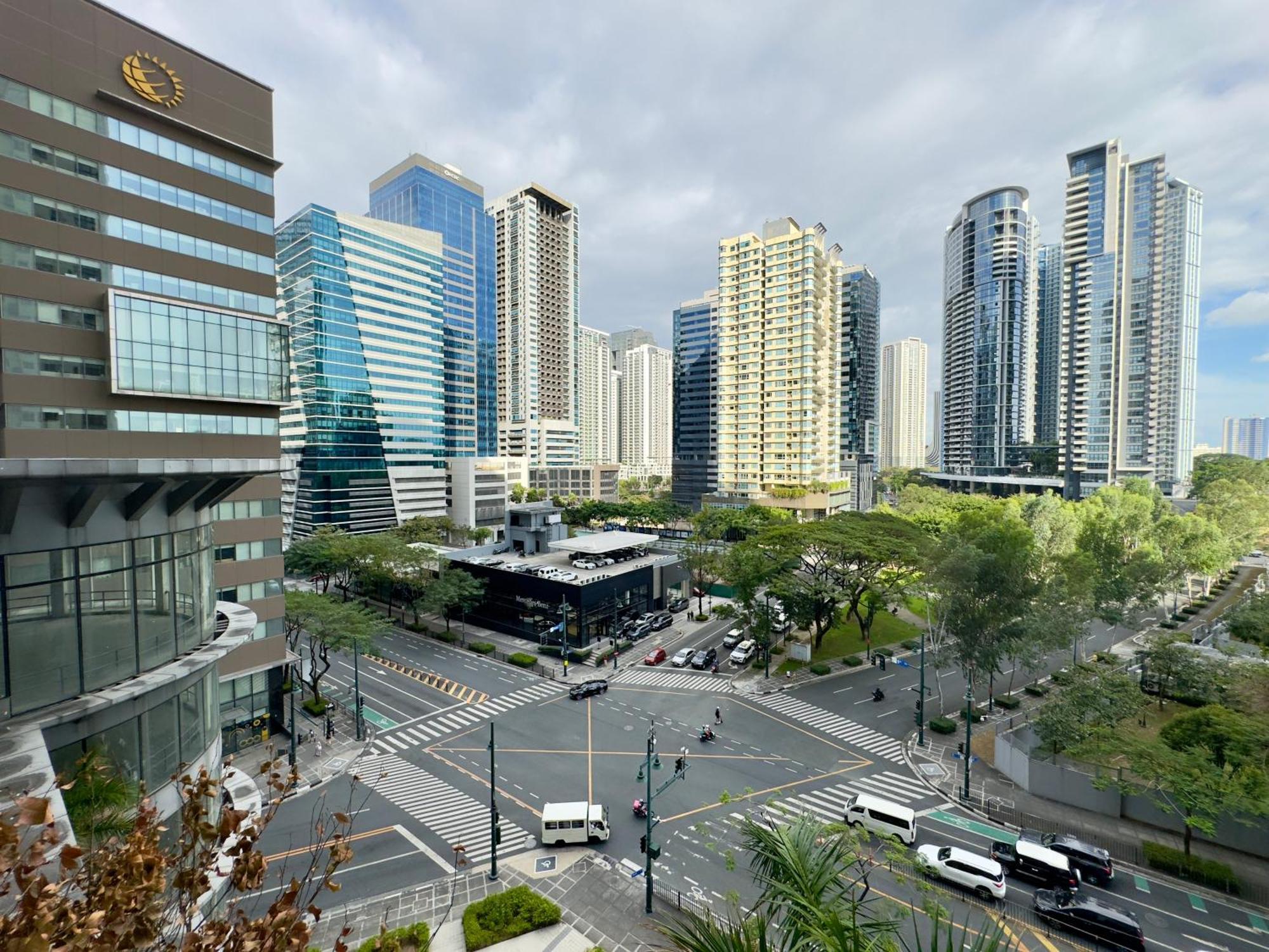 2br In Bgc With Wifi/netflix/disney+ Manila