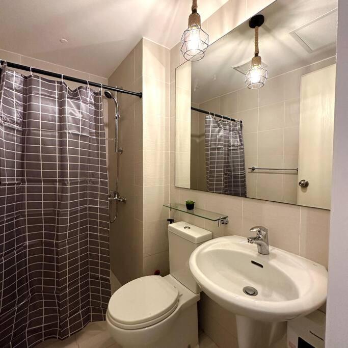 Apartment Cozy Staycation In Azure Paranaque