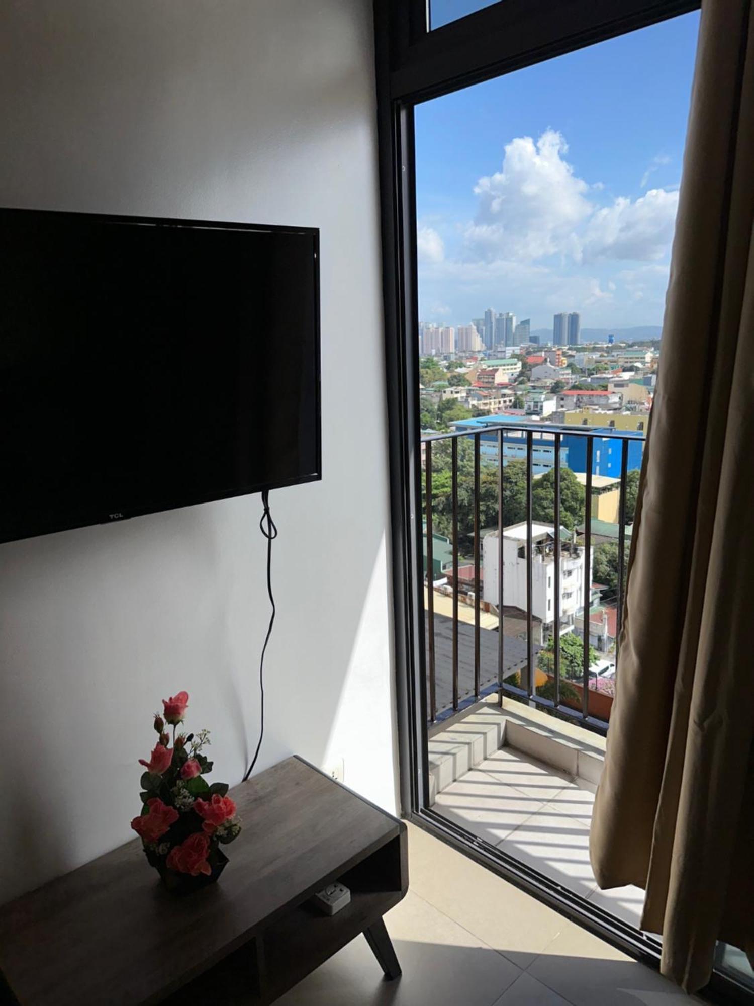 A With A View, 1 Bdrm With Balcony And Netflix Access Apartment *