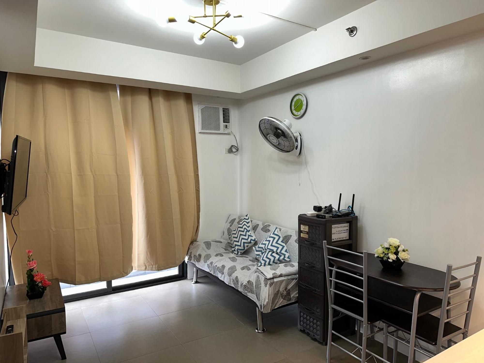 A With A View, 1 Bdrm With Balcony And Netflix Access * Manila