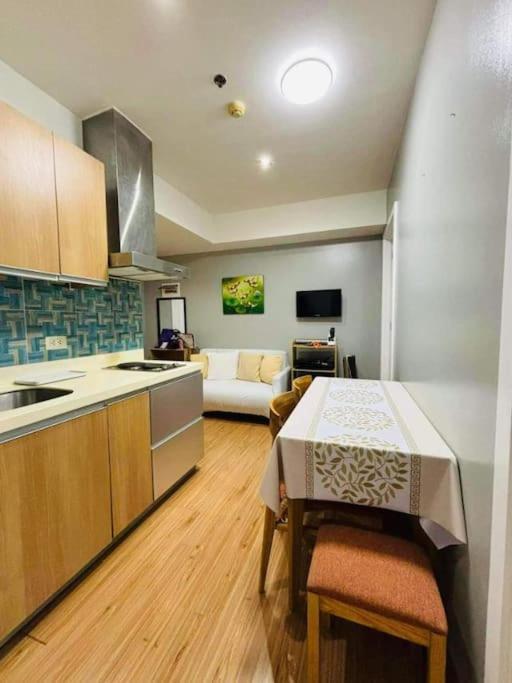 Affordable Cozy Staycation In Azure! Manila