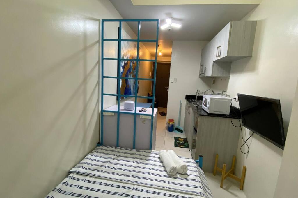 Double Bed, Reliable Wi-fi W/ Back Up Internet Apartment *