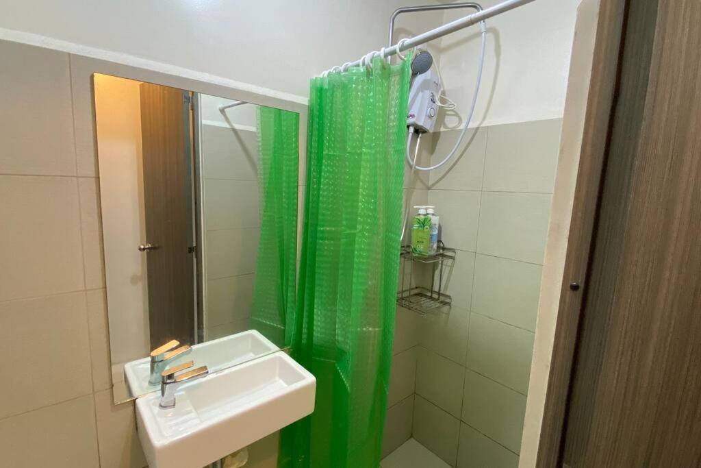 Double Bed, Reliable Wi-fi W/ Back Up Internet Apartment *