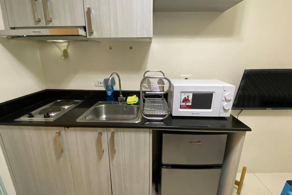 Double Bed, Reliable Wi-fi W/ Back Up Internet Apartment Manila