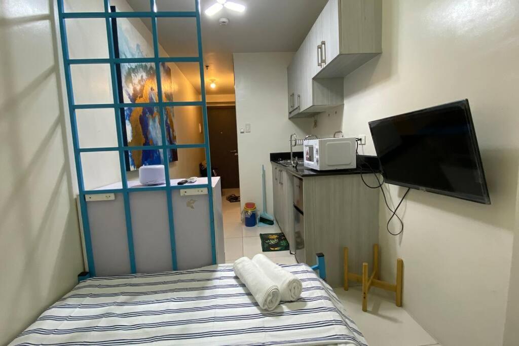 Double Bed, Reliable Wi-fi W/ Back Up Internet Apartment *