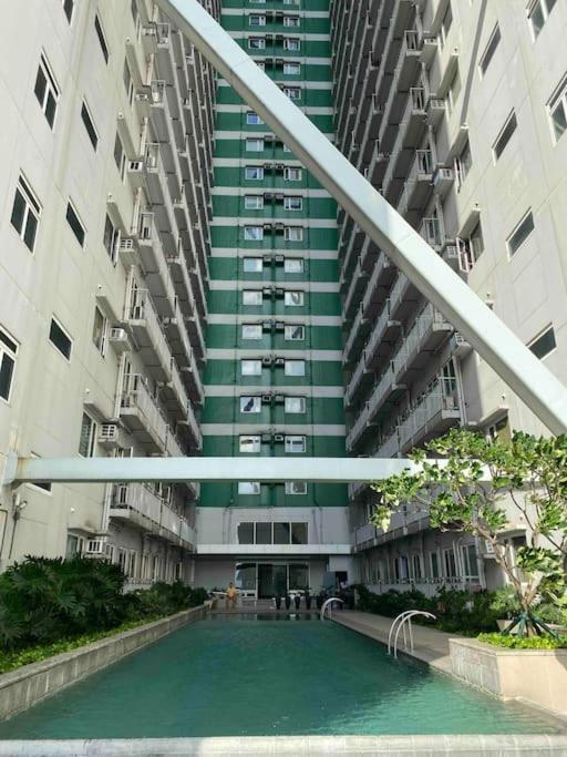 Double Bed, Reliable Wi-fi W/ Back Up Internet Apartment Manila