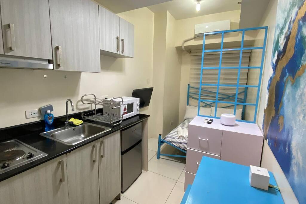 Double Bed, Reliable Wi-fi W/ Back Up Internet Apartment Manila