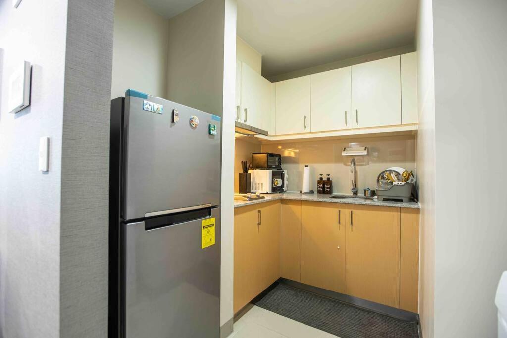 Apartment Cozy 1br With Balcony And Netflix In Uptown Bgc *