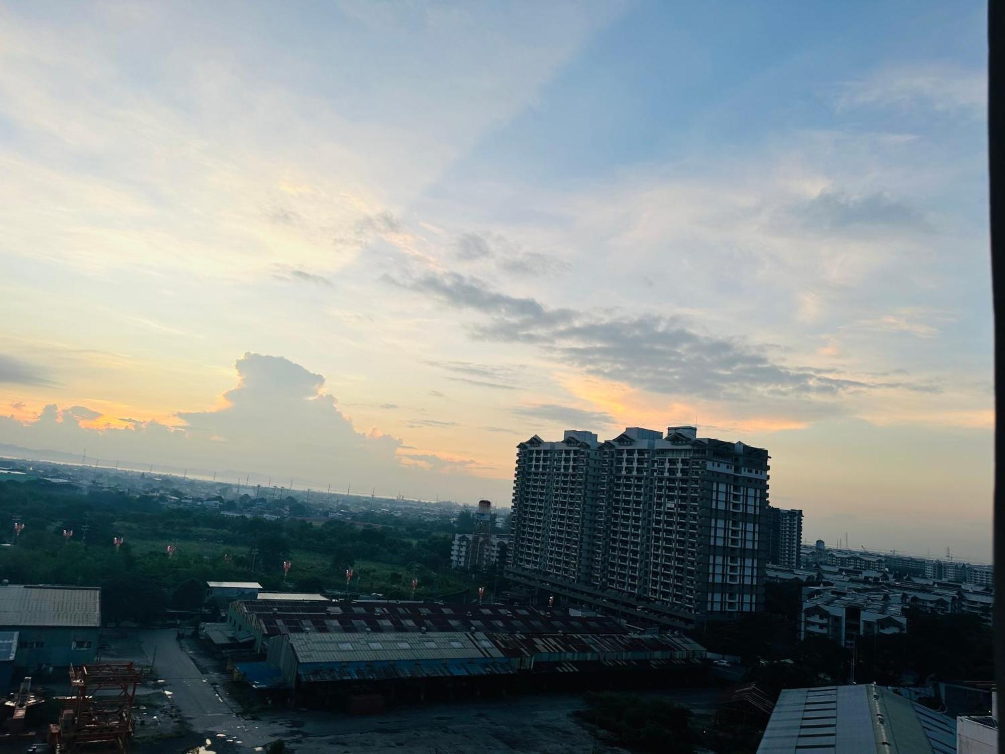 Grace Residences 1bedroom W/ Balcony Near Bgc + Netflix * Manila