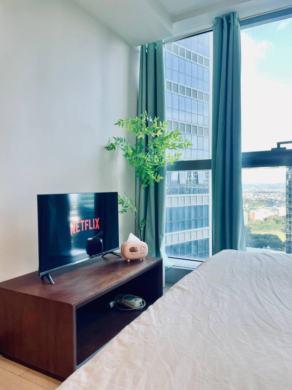 Thompson - 2 Beds, Uptown Parksuites Tower 1 25f Apartment *