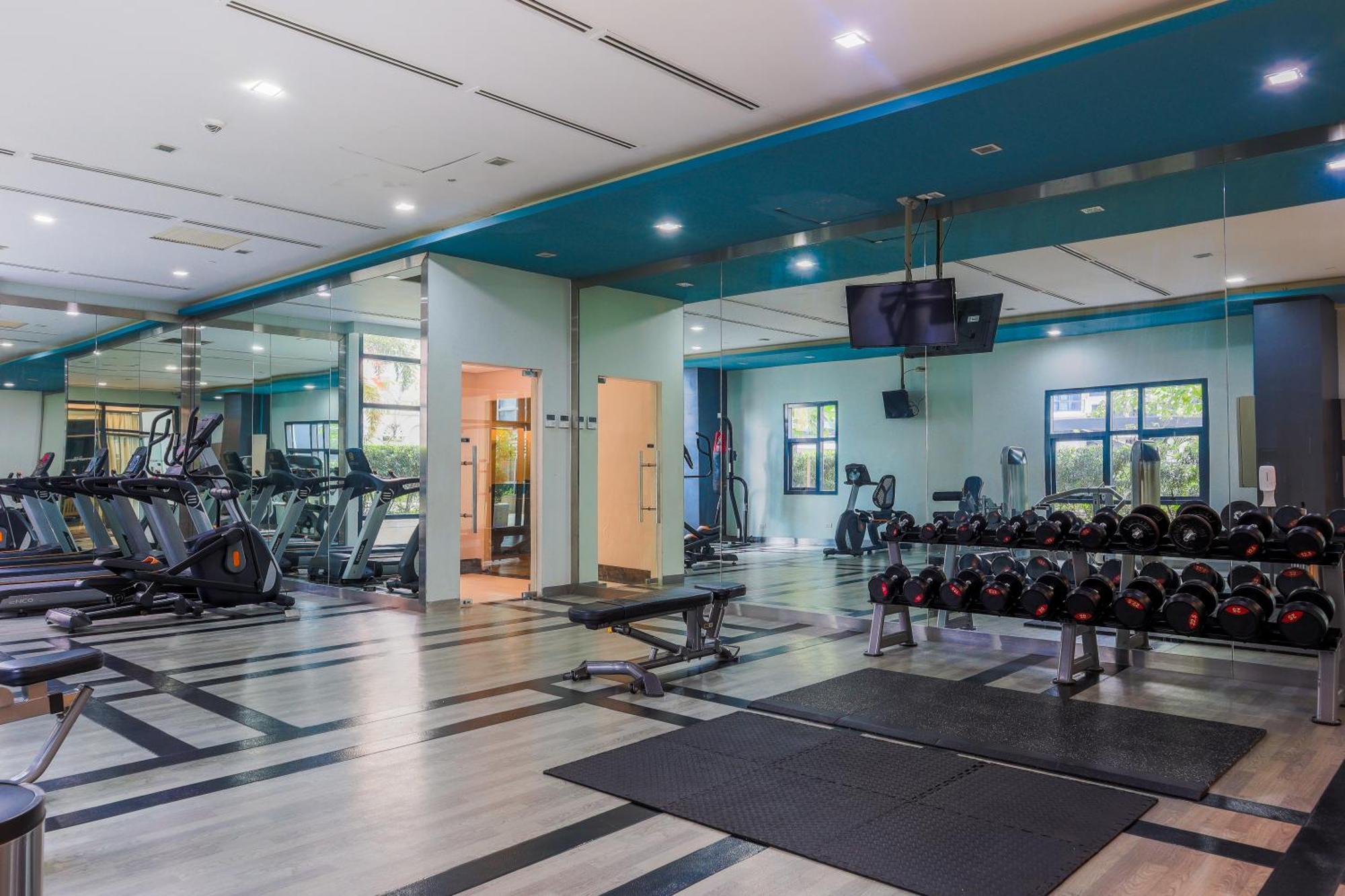 Spacious Family Sleeper Bgc & 84inch Cinema Apartment Manila