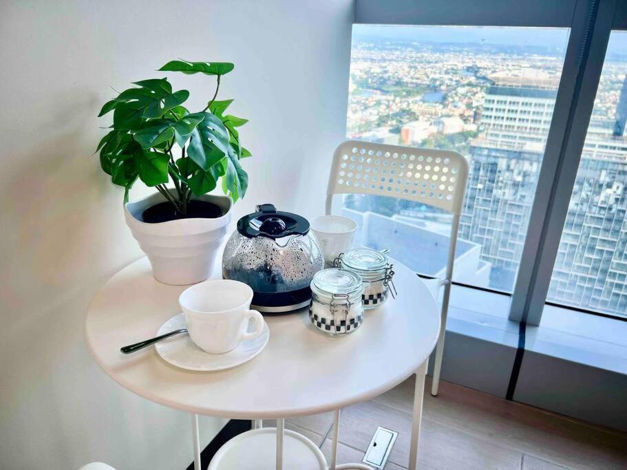 Modern 2br In Uptown Parksuites W/ Free Parking Apartment Manila