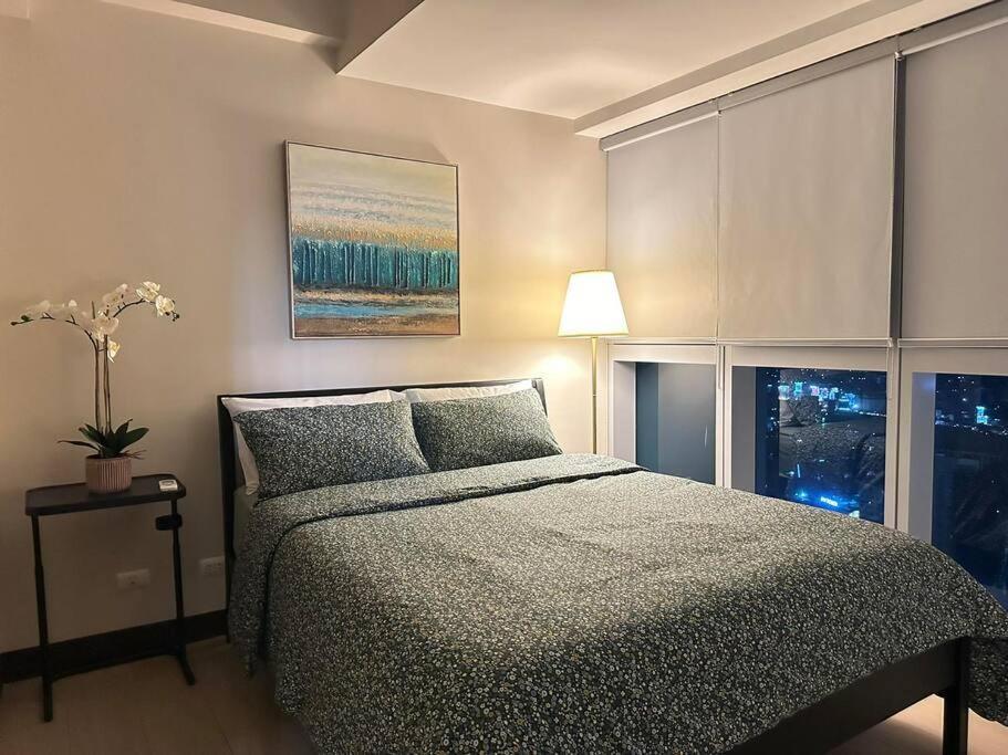 Modern 2br In Uptown Parksuites W/ Free Parking Apartment *