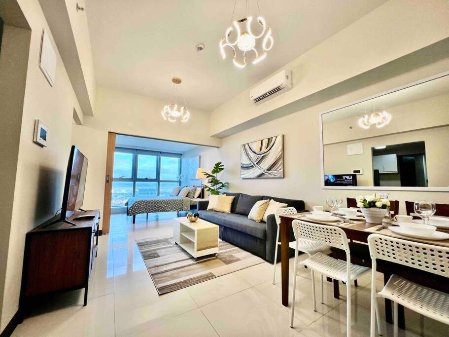 Modern 2br In Uptown Parksuites W/ Free Parking * Manila