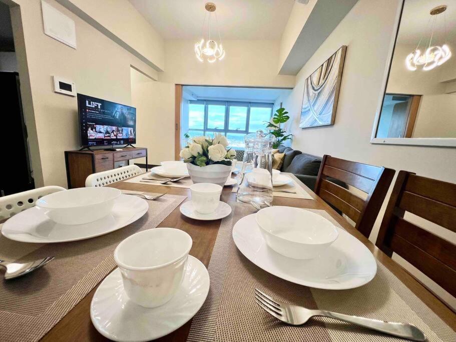 Modern 2br In Uptown Parksuites W/ Free Parking