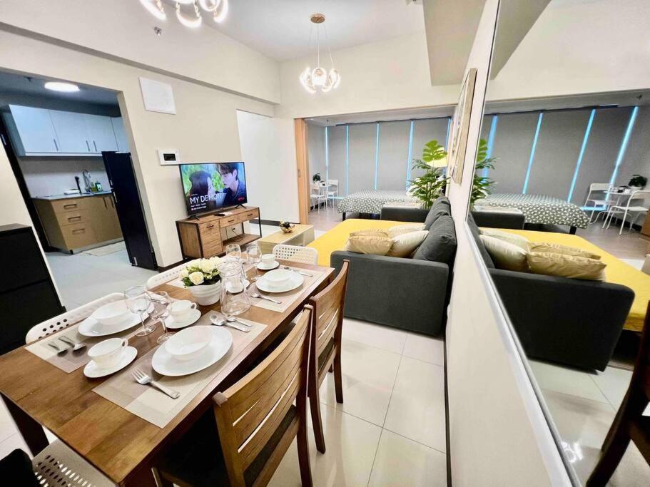 Modern 2br In Uptown Parksuites W/ Free Parking Apartment