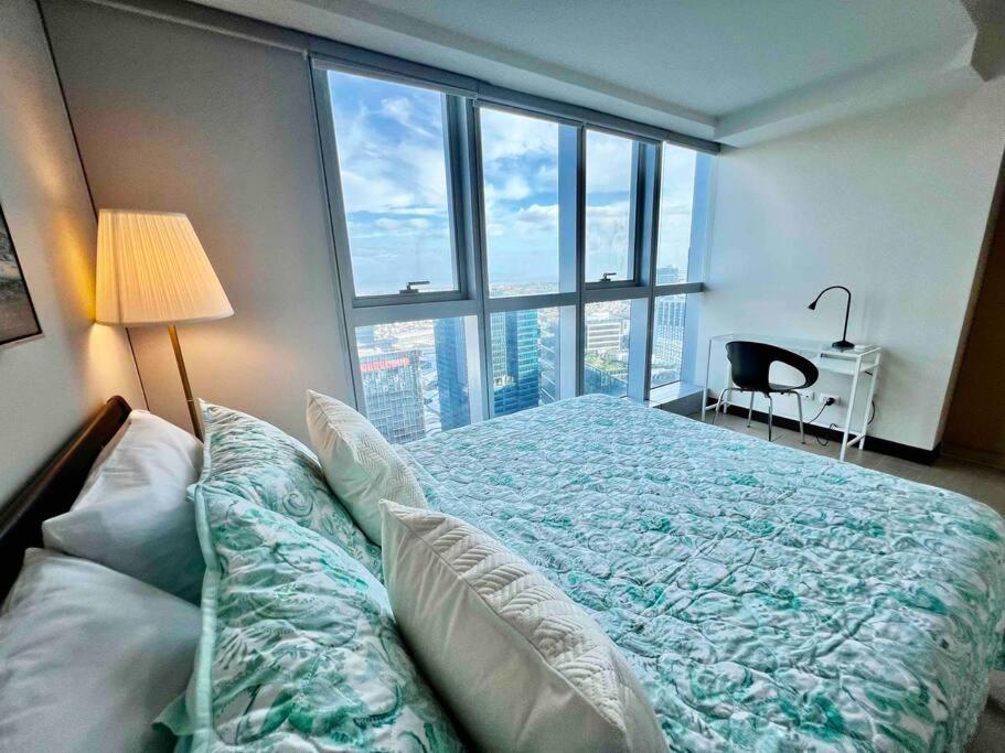 Modern 2br In Uptown Parksuites W/ Free Parking Apartment