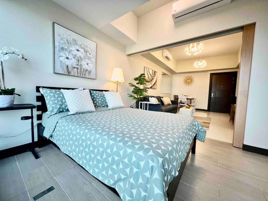Modern 2br In Uptown Parksuites W/ Free Parking *