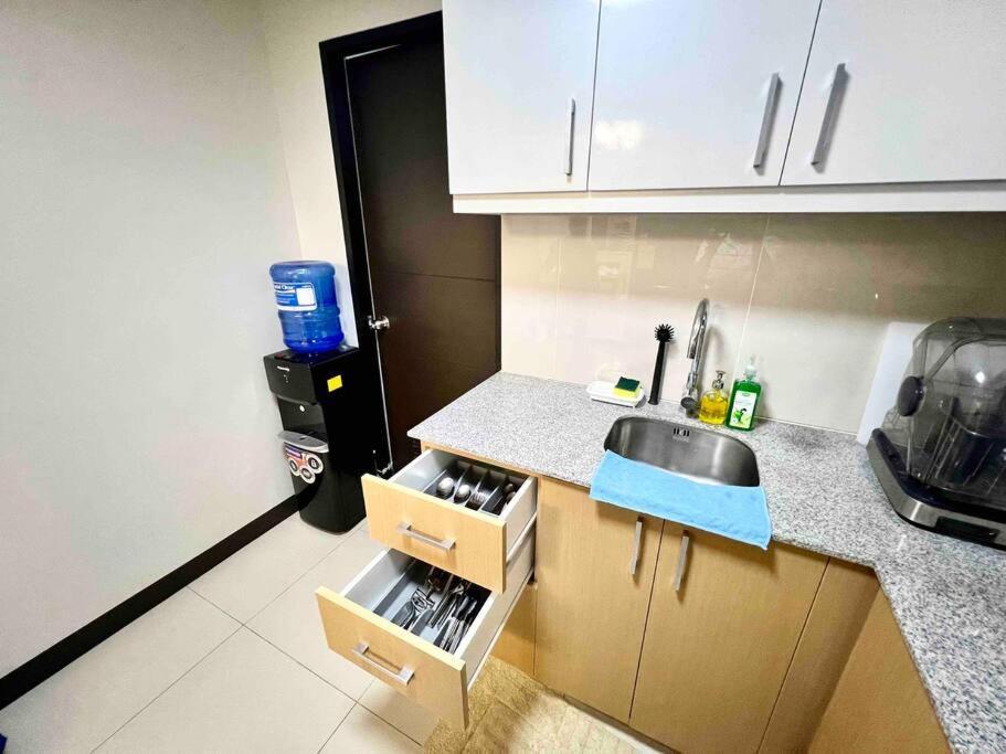 Modern 2br In Uptown Parksuites W/ Free Parking Apartment Manila