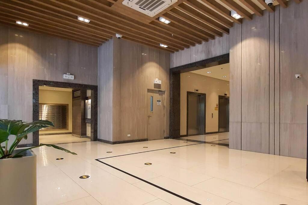 Modern 2br In Uptown Parksuites W/ Free Parking *