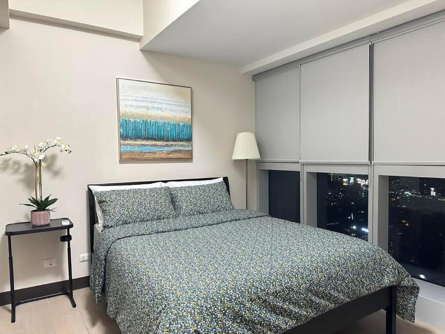 Modern 2br In Uptown Parksuites W/ Free Parking *
