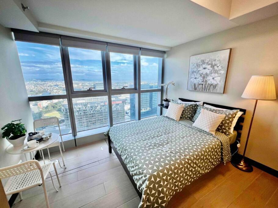 Apartment Modern 2br In Uptown Parksuites W/ Free Parking Manila