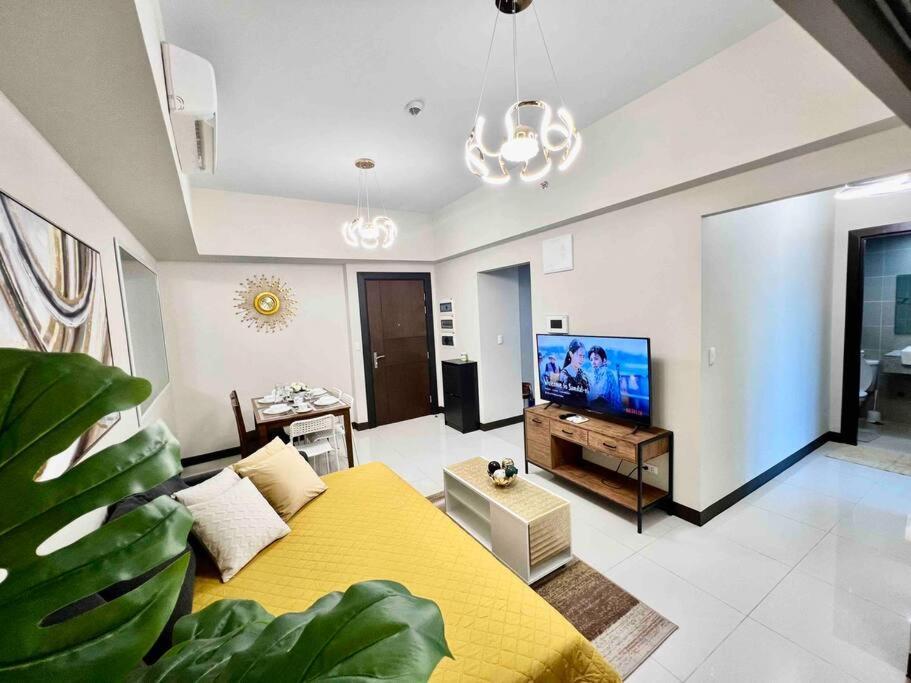 Modern 2br In Uptown Parksuites W/ Free Parking * Manila