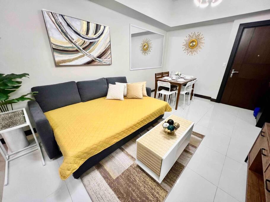 Modern 2br In Uptown Parksuites W/ Free Parking Apartment Manila
