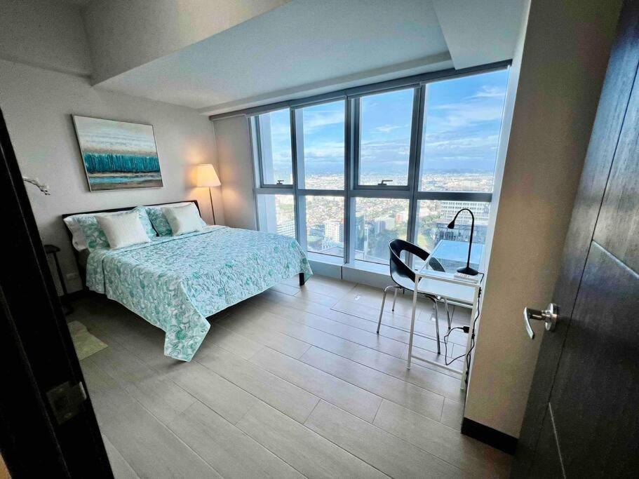 Modern 2br In Uptown Parksuites W/ Free Parking *