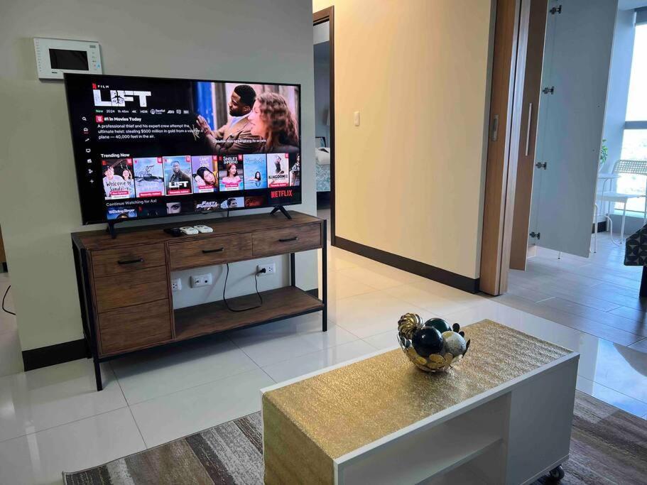 Apartment Modern 2br In Uptown Parksuites W/ Free Parking