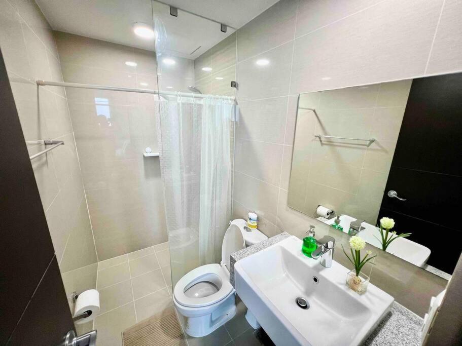 Modern 2br In Uptown Parksuites W/ Free Parking * Manila