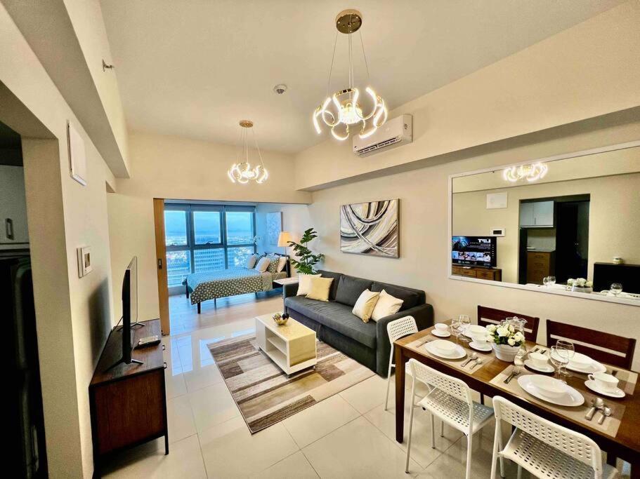 Apartment Modern 2br In Uptown Parksuites W/ Free Parking Manila