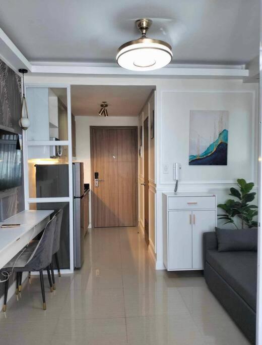 Posh 1 Bedroom Unit+ Netflix*wifi @ Shore 2 * Manila