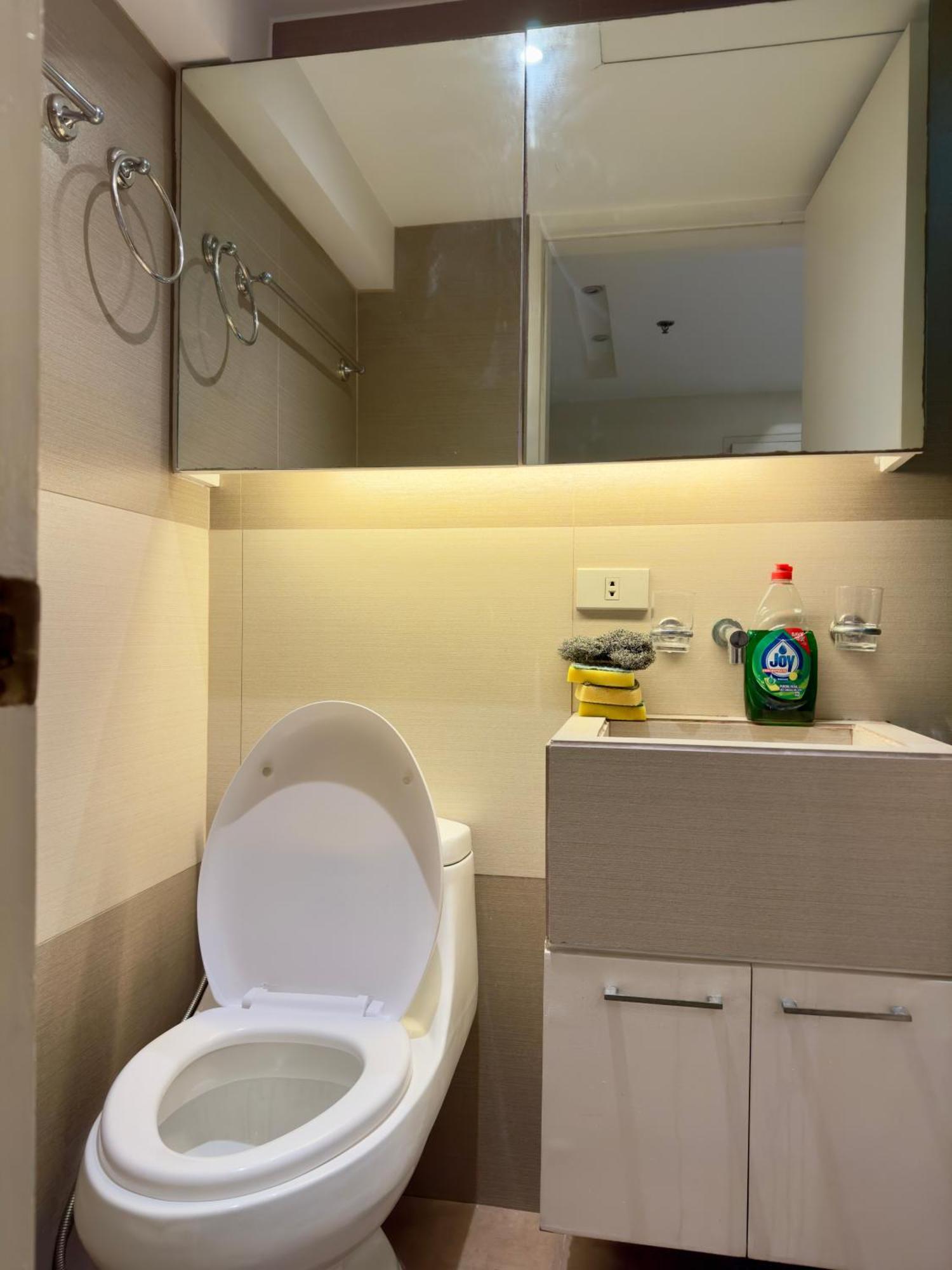 2br In Bgc With Wifi/netflix/disney+ Apartment Manila